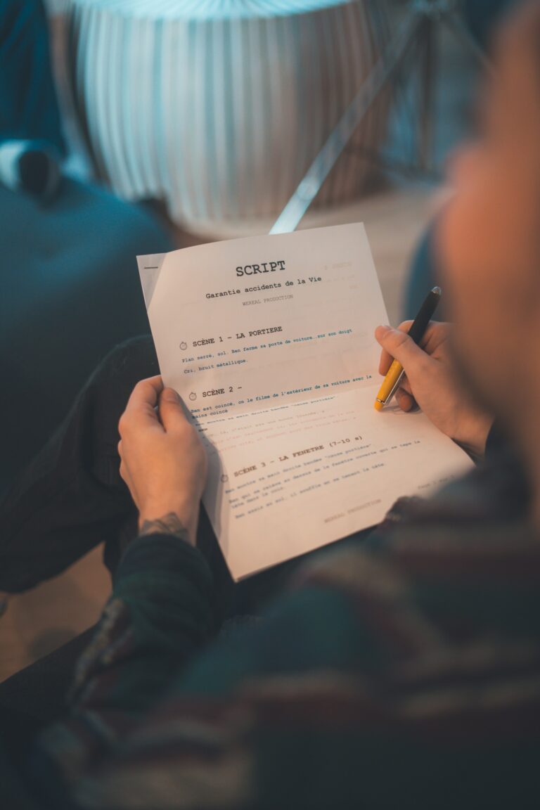 Aprenda como se tornar roteirista em 2026: cursos, prática, networking e estratégias para iniciar na carreira.