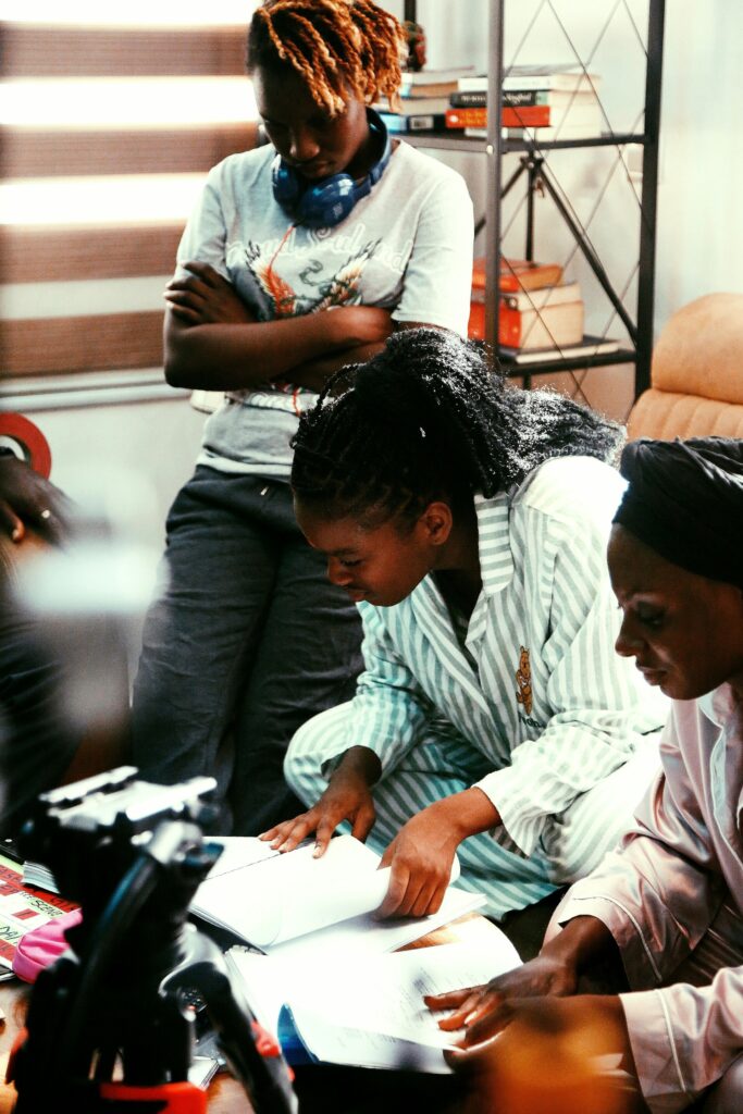 Aprenda como se tornar roteirista em 2026: cursos, prática, networking e estratégias para iniciar na carreira.