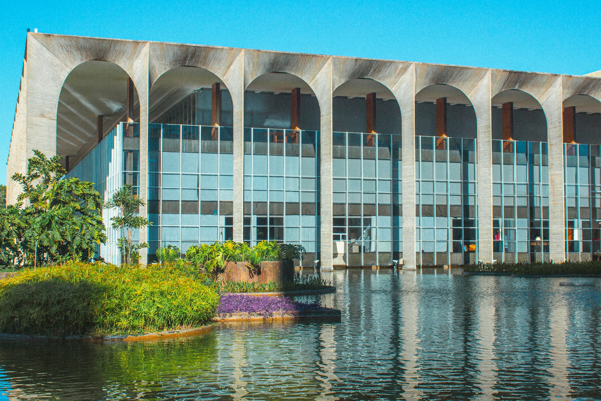 Saiba como é a carreira pública para internacionalistas, trabalho em diplomacia, comércio exterior e políticas públicas.