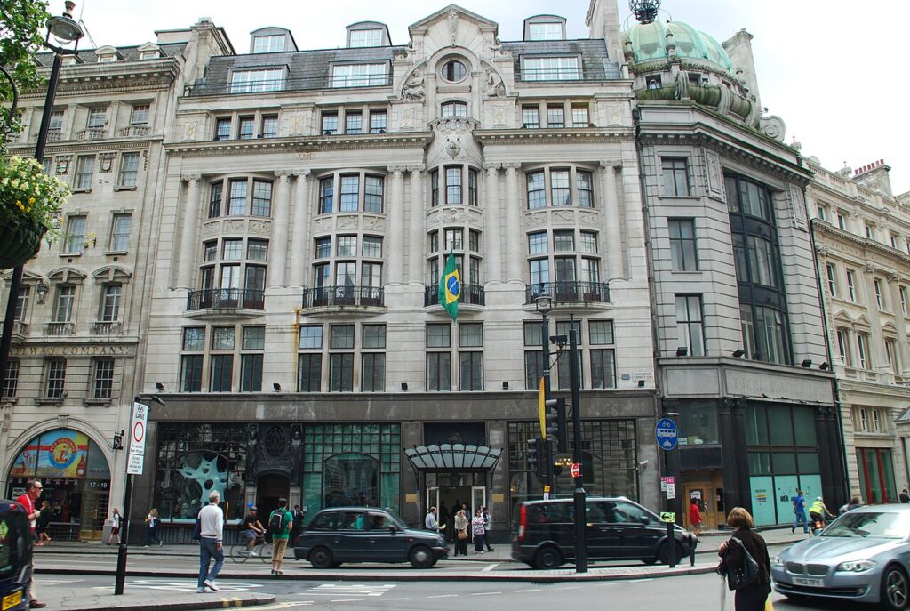 Saiba como é a atuação de internacionalista setor público, trabalho em diplomacia, comércio exterior e políticas públicas. 