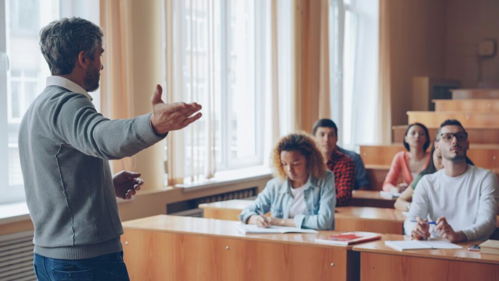 Descubra como funciona o mercado para ensino de História em escolas, cursos e instituições públicas