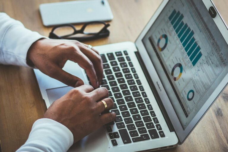 A análise de dados é uma das principais ferramentas aprendidas no curso de economia