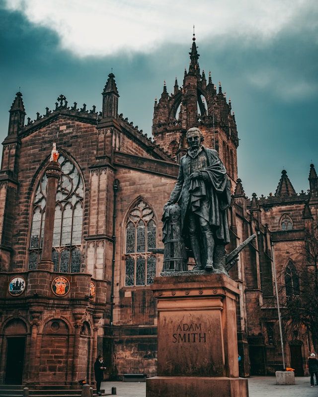 Adam Smith um dos principais teóricos estudados no curso de economia.